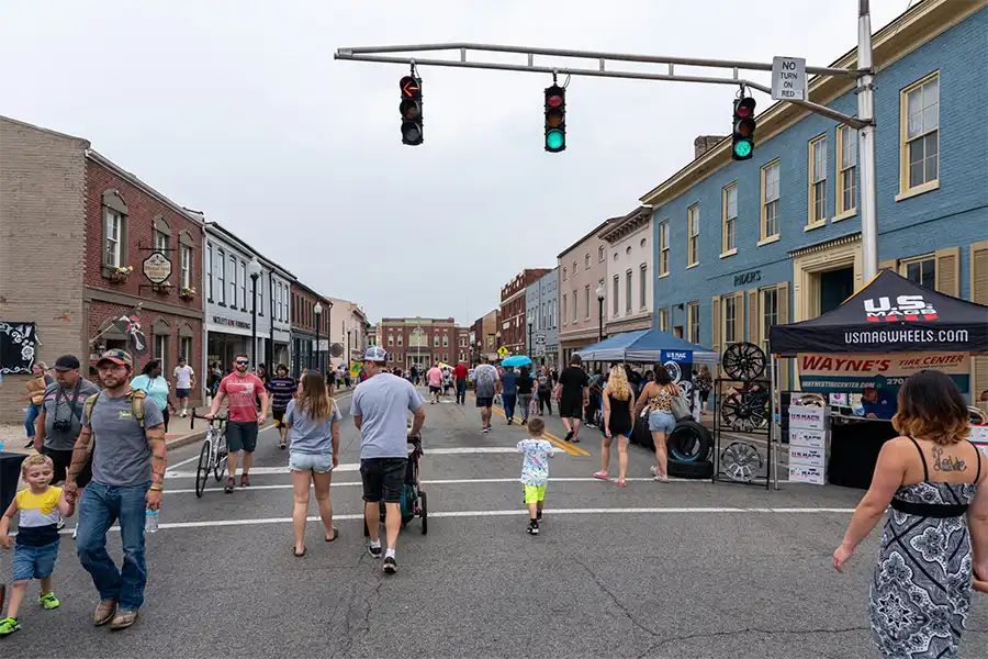 Elizabethtown,,Ky,,Usa,-,July,31,,2021:,Spectators,Walk,In